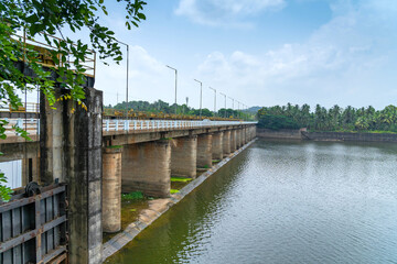 Obraz premium Oorkkadav Chaliyar regulator-cum bridge. Viewpoint is located at, Kozhikode, Kerala, India. 18 April 2025.