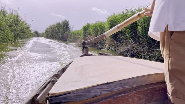 Paseo en barca tradicional de vela y madera por el lago de la albufera en Valencia. 
