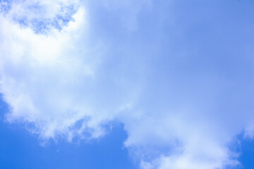 Obraz premium Fluffy Clouds Against a Vibrant Blue Sky