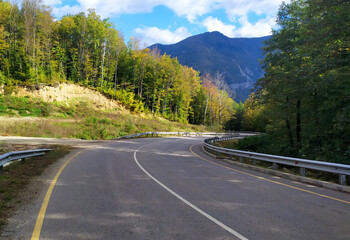 Fototapeta premium paved highway in a mountainous area in early autumn with panoramic views