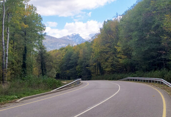 Fototapeta premium paved highway in a mountainous area in early autumn with panoramic views