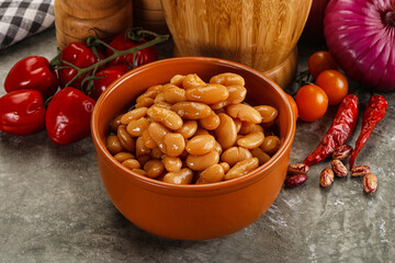 Canned beans in tomato sauce