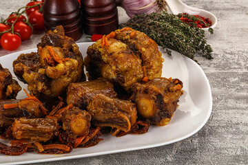 Baked oztail with tomato and carrot