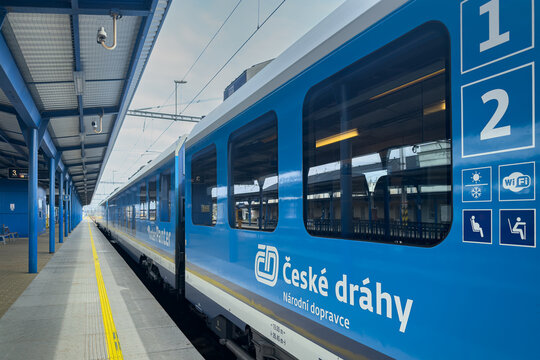 Pociąg Ceskie drahy na peronie. Przyjazdy i odjazdy pociąg&oacute;w. Podr&oacute;żowanie. Dworzec w Czechach. Czeski pociąg.