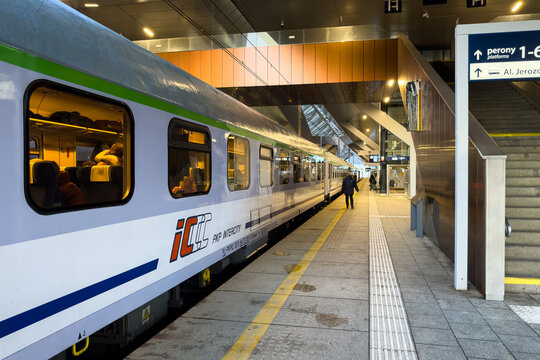 Pociąg PKP Intercity na peronie. Przyjazdy i odjazdy pociąg&oacute;w. Podr&oacute;żowanie. Dworzec zachodni w Warszawie.