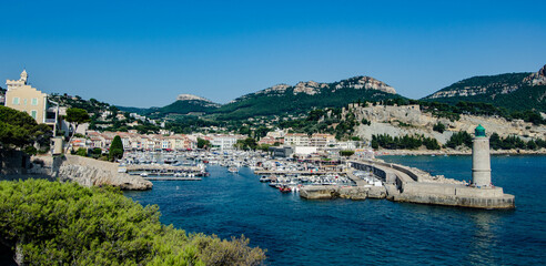 Fototapeta premium Vue panoramique sur un port méditerranéen et la mer bleue