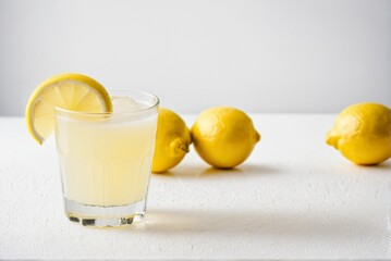 Fresh Lemonade in Glass with Lemon Slices – Refreshing Drink for Summer, Hydration, and Natural Citrus Flavor Concepts