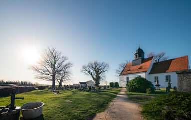 idyllischer Dorf-Friedhof am Morgen