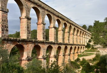 Obraz premium well-preserved roman aqueduct les Ferreres near town Tarragona,Spain
