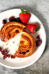 Snail with raisins and strawberries