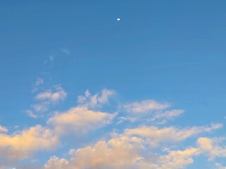 Luna y nubes