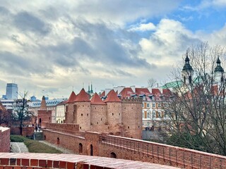 Obraz premium view of the ancient fortress of Warsaw's Old Town with typical buildings on a cloudy winter day 