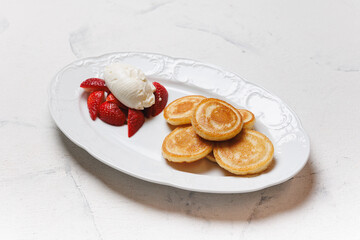 Baked cheesecakes with strawberries and yogurt