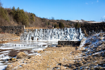 Widok na malowniczy strumień Grajcarek w Szczawnicy, południowa Polska. Zima w Pieninach. Lodowe sople. Lodowe stworzenia. © Leszek Szelest