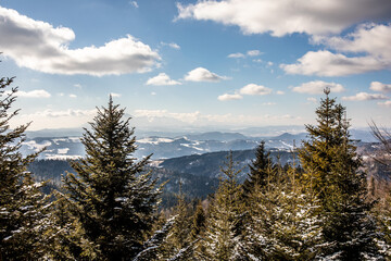 Widok na Tatry w zimowej scenerii. Widok z trasy na Górę Radziejowa. Korona Gór Polski