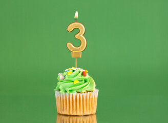Birthday card with candle and cupcake - Number 3 on a green background