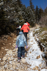 Obraz premium Turyści spacerujący po górach. Treking. Chodzenie po górach. Widok na Górę Radziejowa. Korona Gór Polski. Beskid Sądecki. Szczyt Beskidu Sądeckiego.