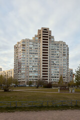 A Contemporary Residential Structure Embellished with Urban Green Spaces and Natural Elements