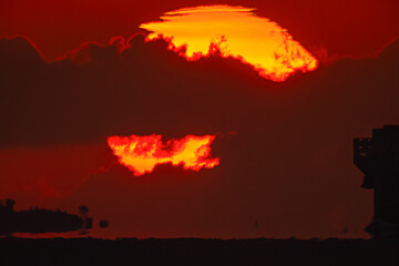 空に昇る朝日と横切る舟先のシルエット20250307