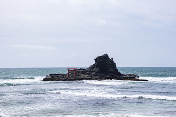 海沿いに浮かんでいる鳥居のある島