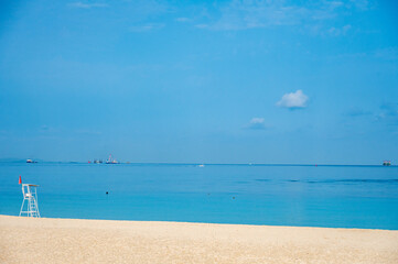 夏の始まりを感じる海辺の風景／Tranquil Summer Beach with Calm Sea
