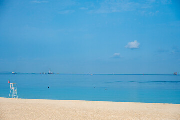夏の始まりを感じる海辺の風景／Tranquil Summer Beach with Calm Sea
