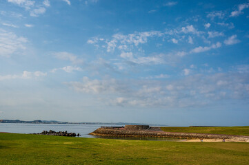 Obraz premium 夏の始まりを感じる海辺の風景／Tranquil Summer Beach with Calm Sea