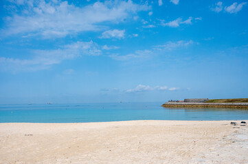 Fototapeta premium 夏の始まりを感じる海辺の風景／Tranquil Summer Beach with Calm Sea