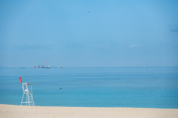夏の始まりを感じる海辺の風景／Tranquil Summer Beach with Calm Sea
