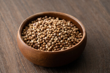 木の器に入ったコリアンダーシード（ホール）