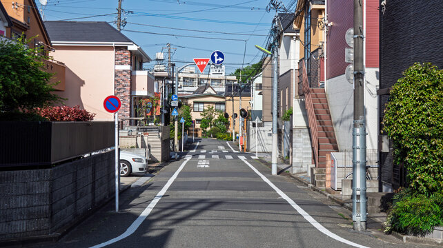 「とまれマーク」の写真素材 | 2,111件の無料イラスト画像 | Adobe Stock
