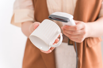 レジ打ちをするショップ店員の手元
