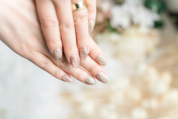 ネイルサロンでネイルをした手（マグネットジェル・ミラーライン）
