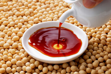 大豆と器に注いだ醤油