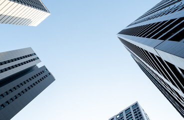 푸른 하늘 아래 현대적인 고층 오피스 빌딩