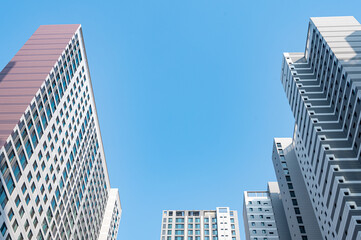 푸른 하늘 아래 현대적인 고층 오피스 빌딩