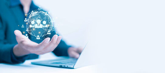 Businessmen use computers to recruit, manage and recruit HR teams to develop the leadership of employees and personnel for the company's competitive strategy to be successful.	
