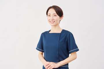 女性　美容看護師　ポートレート　目線無し　白背景