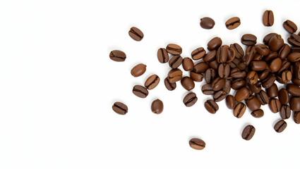 Naklejka premium Elegant still life showcasing roasted coffee beans delicately scattered on a pristine surface, perfect for culinary or beverage themed projects and concepts