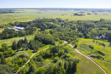 Obraz premium Large open field with a golf course in the foreground