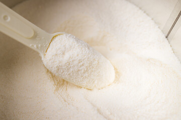 Formula powder can with measuring baby scoop