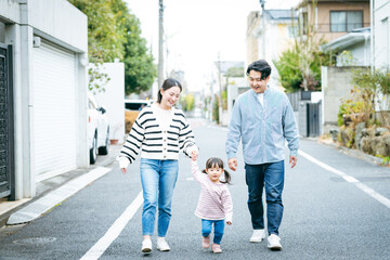 散歩する家族