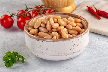 Canned white beans in the bowl