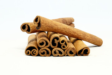cinnamon is a plant that contains many benefits for health and food