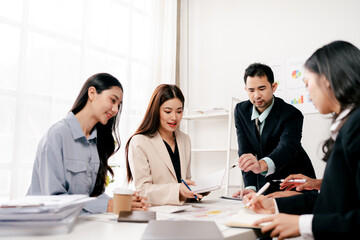 Obraz premium Modern youth are gathering, working as a team, and holding team meetings to achieve their goals.