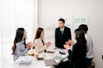 Modern youth are gathering, working as a team, and holding team meetings to achieve their goals.