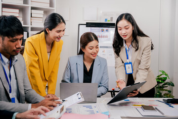 Obraz premium Brainstorming of young modern group. Team meeting to achieve goal. Business people discussing finance business and analysis. Teamwork concept in modern office. Calculating personal tax for client.