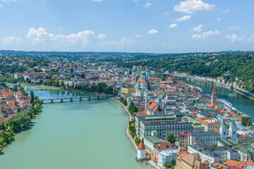 Naklejka premium Ausblick aus der Vogelperspektive auf die Dreiflüssestadt Passau im östlichen Niederbayern