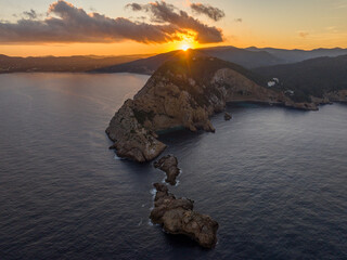 Faro abandonado de Sa Punta Grossa en Ibiza al atardecer