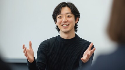 プレゼンやスピーチで聴衆に向かって話す日本人男性（講演・会社員・講師・起業・教育）